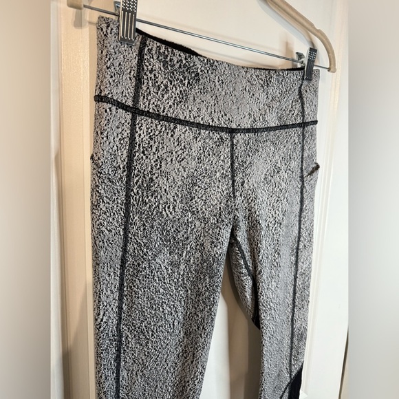 Lululemon Power Luxtreme Spray Jacquard White Black Pace Revival Crop Leggings - Picture 3 of 9